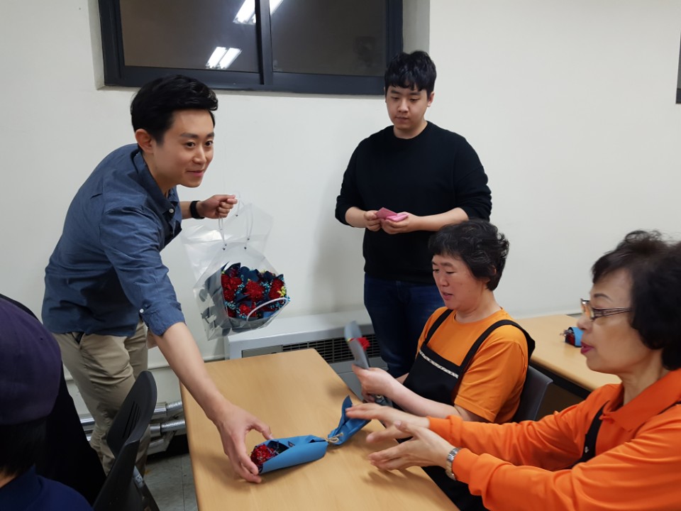 아주대학교 사생회, 생활관 근무자들 어버이날 카네이션 달아드리기 행사 가져